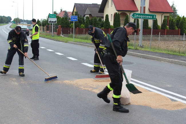Zboże zablokowało drogę