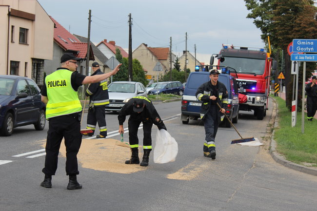 Zboże zablokowało drogę