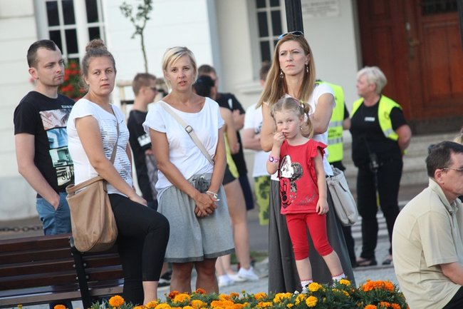 Wielbili Boga w kilku językach