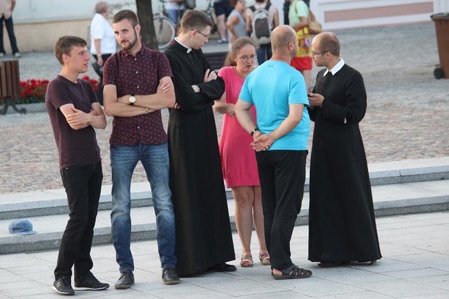Wielbili Boga w kilku językach