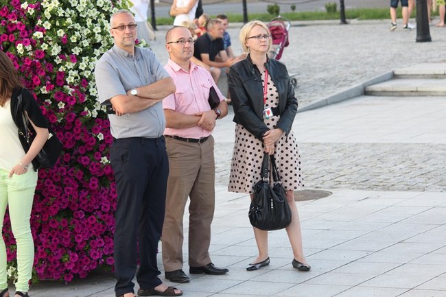 Wielbili Boga w kilku językach