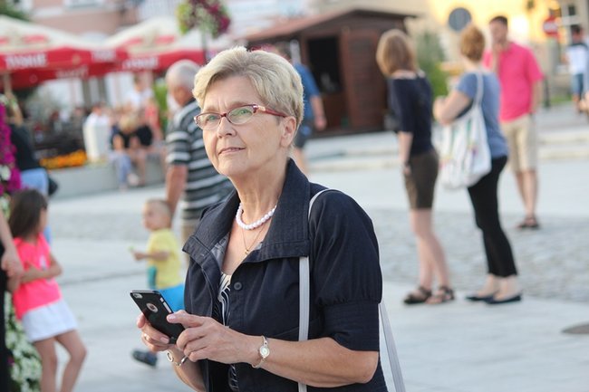 Wielbili Boga w kilku językach
