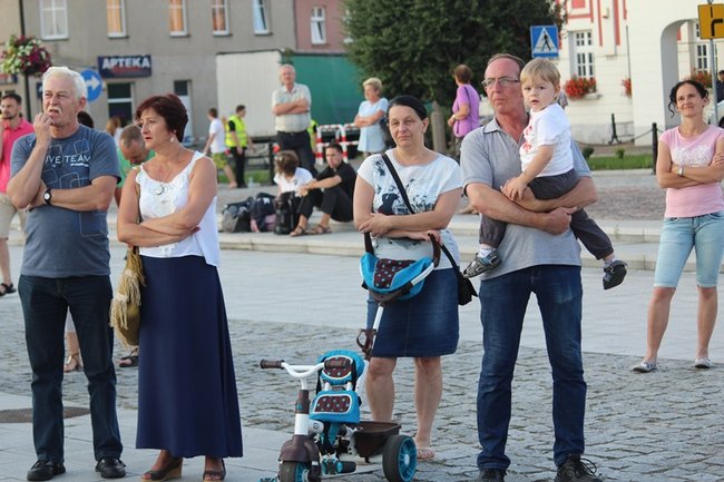 Wielbili Boga w kilku językach