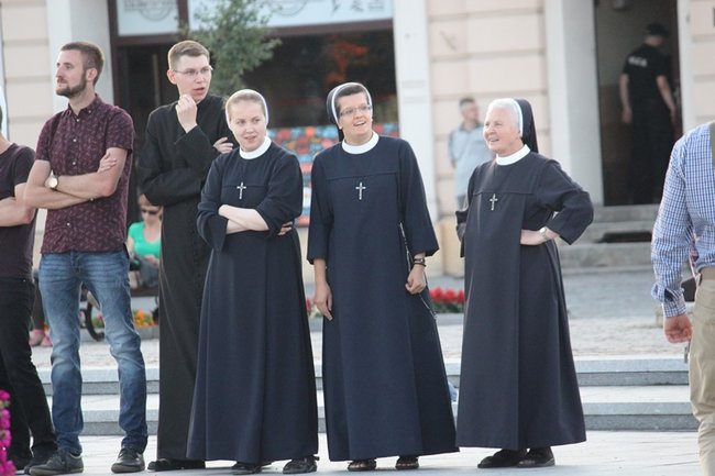 Wielbili Boga w kilku językach