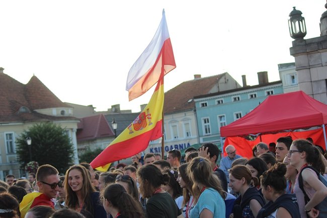 Wielbili Boga w kilku językach