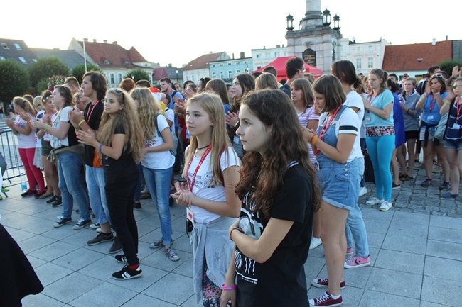 Wielbili Boga w kilku językach