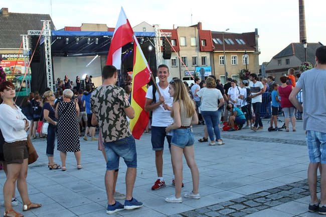 Wielbili Boga w kilku językach