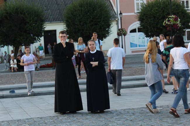 Wielbili Boga w kilku językach
