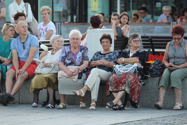 Wielbili Boga w kilku językach