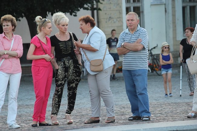 Wielbili Boga w kilku językach