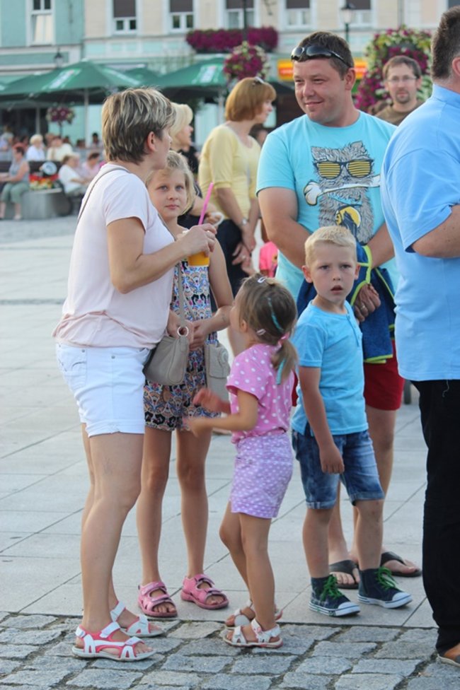 Wielbili Boga w kilku językach