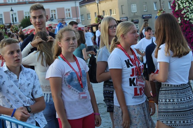 Wielbili Boga w kilku językach