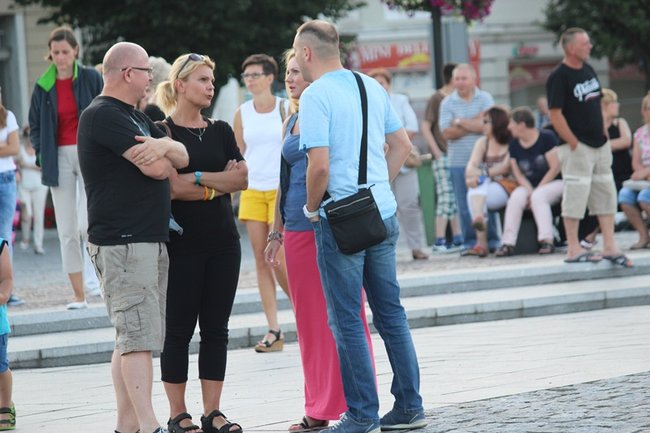 Wielbili Boga w kilku językach