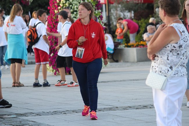 Wielbili Boga w kilku językach