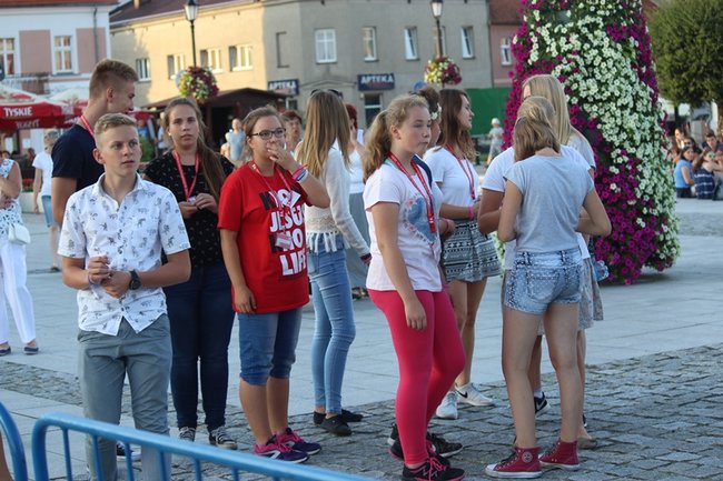 Wielbili Boga w kilku językach