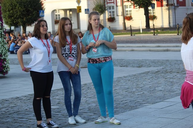 Wielbili Boga w kilku językach