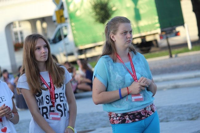 Wielbili Boga w kilku językach