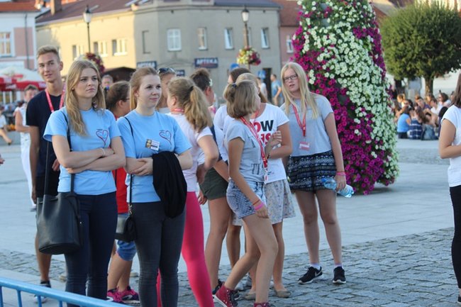 Wielbili Boga w kilku językach