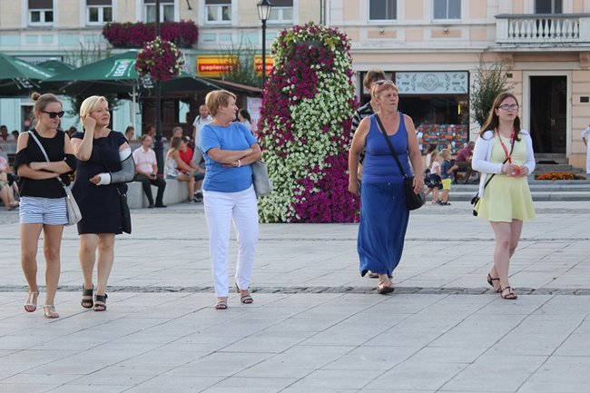 Wielbili Boga w kilku językach