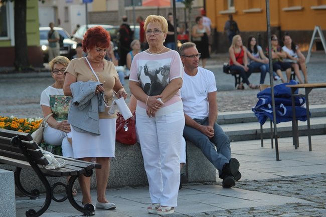 Wielbili Boga w kilku językach