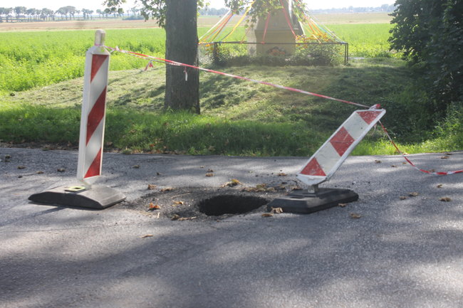 Dziura w drodze straszy kierowców