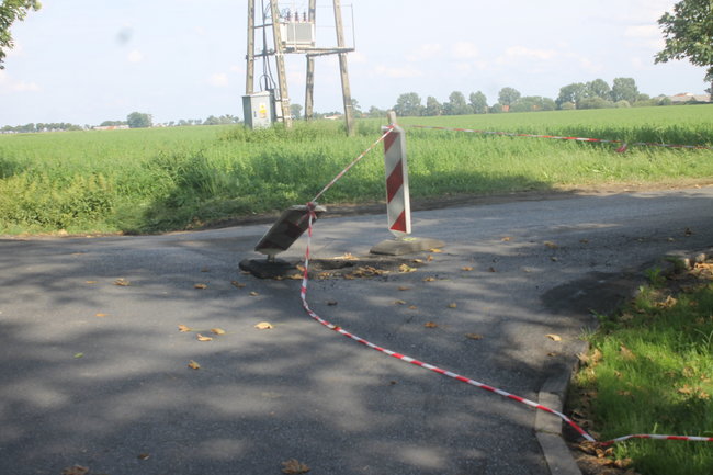 Dziura w drodze straszy kierowców