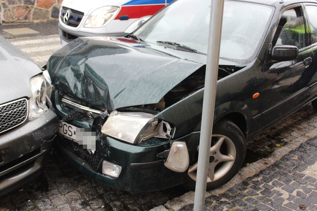 Nie wyrobił i skasował dwa auta