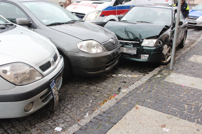 Nie wyrobił i skasował dwa auta