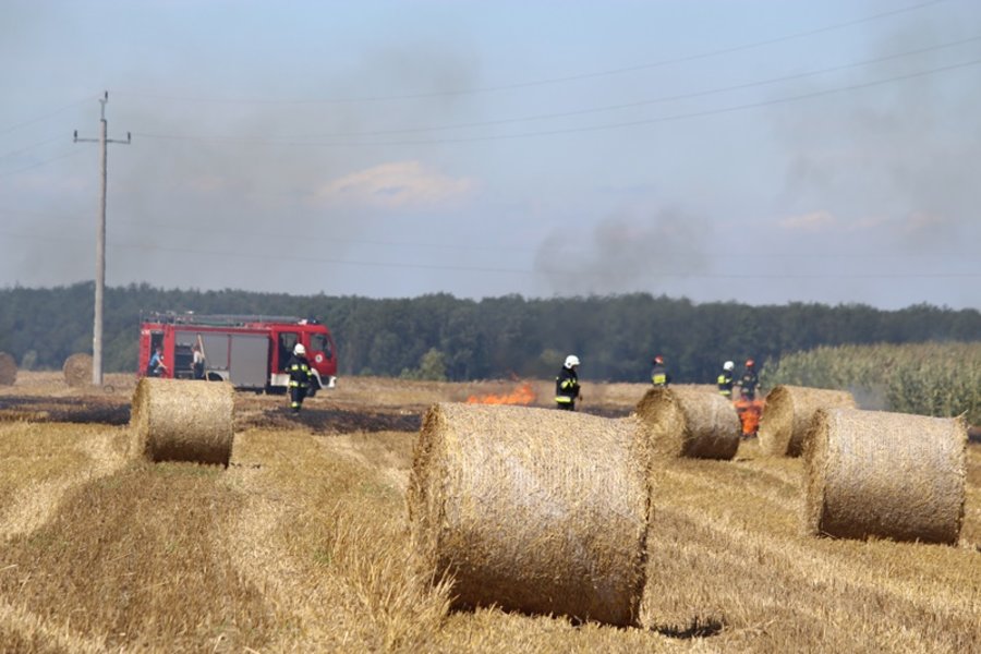 Spłonęła maszyna rolnicza i ściernisko