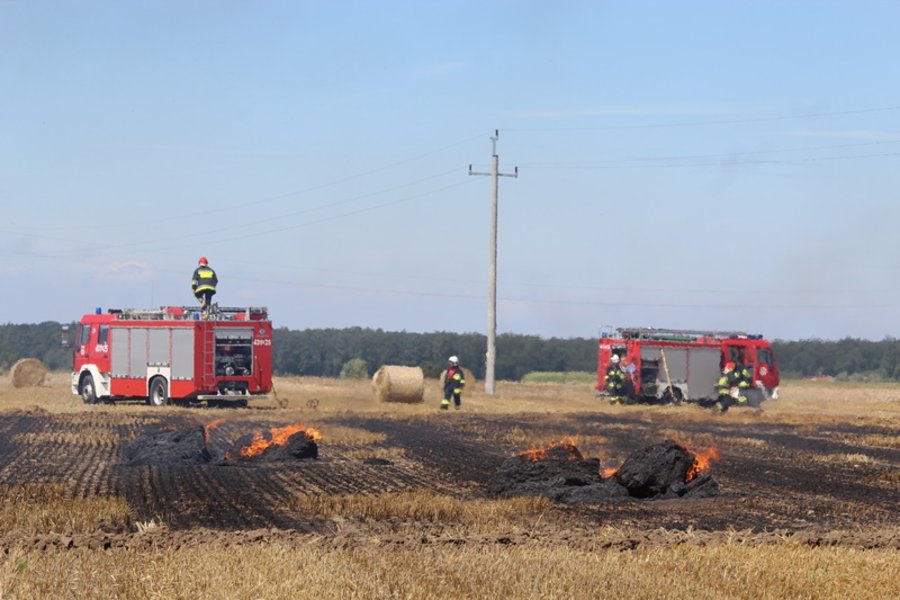 Spłonęła maszyna rolnicza i ściernisko