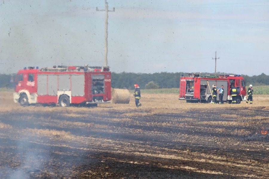 Spłonęła maszyna rolnicza i ściernisko