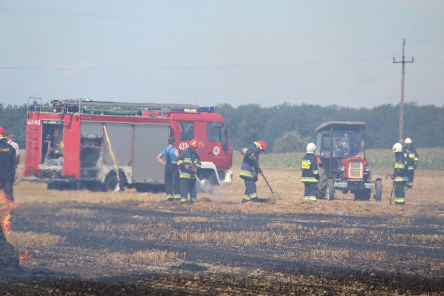 Spłonęła maszyna rolnicza i ściernisko