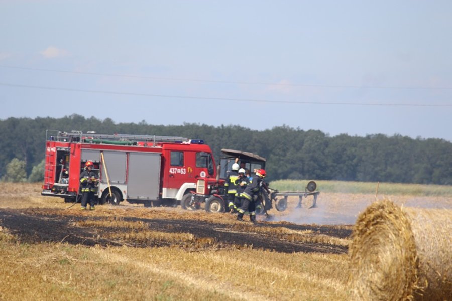 Spłonęła maszyna rolnicza i ściernisko