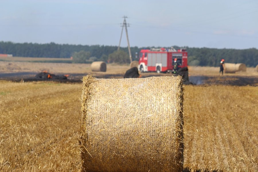 Spłonęła maszyna rolnicza i ściernisko