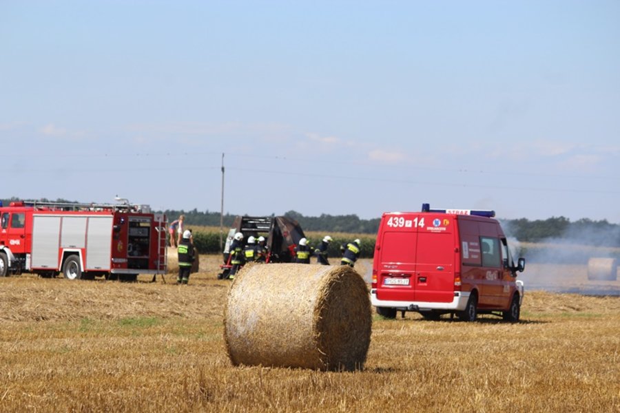 Spłonęła maszyna rolnicza i ściernisko