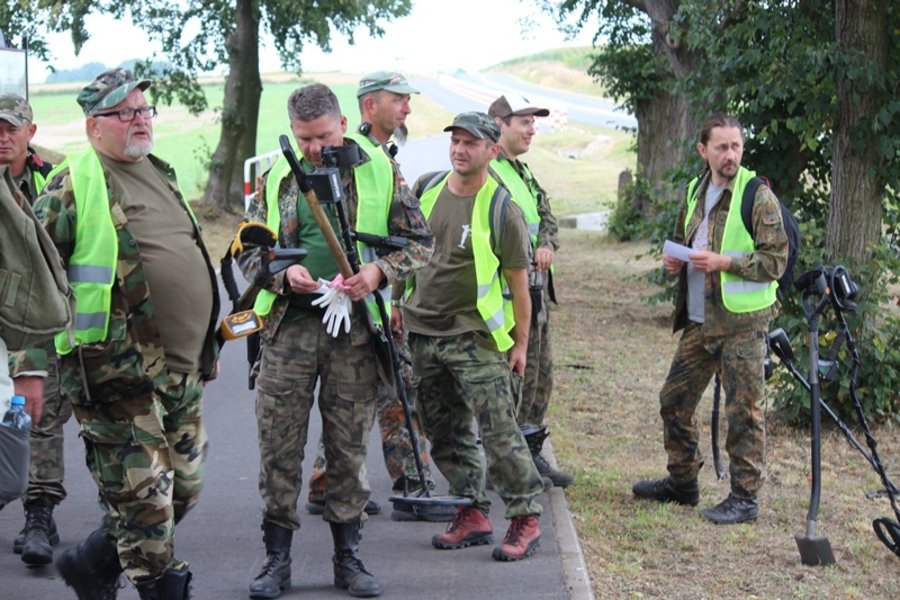 W poszukiwaniu armat, mogił i...