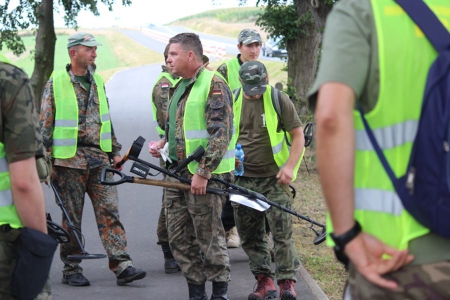 W poszukiwaniu armat, mogił i...