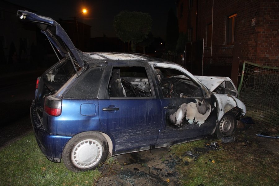Pijany kierowca uderzył w płot.Auto spłonęło