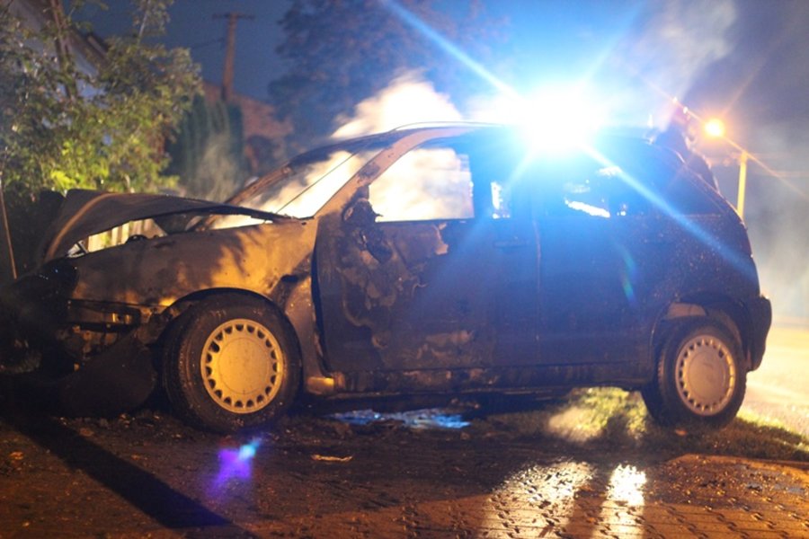 Pijany kierowca uderzył w płot.Auto spłonęło
