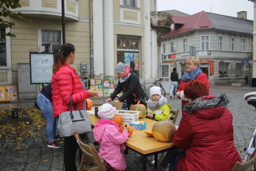 Straszne dekoracje na rynku