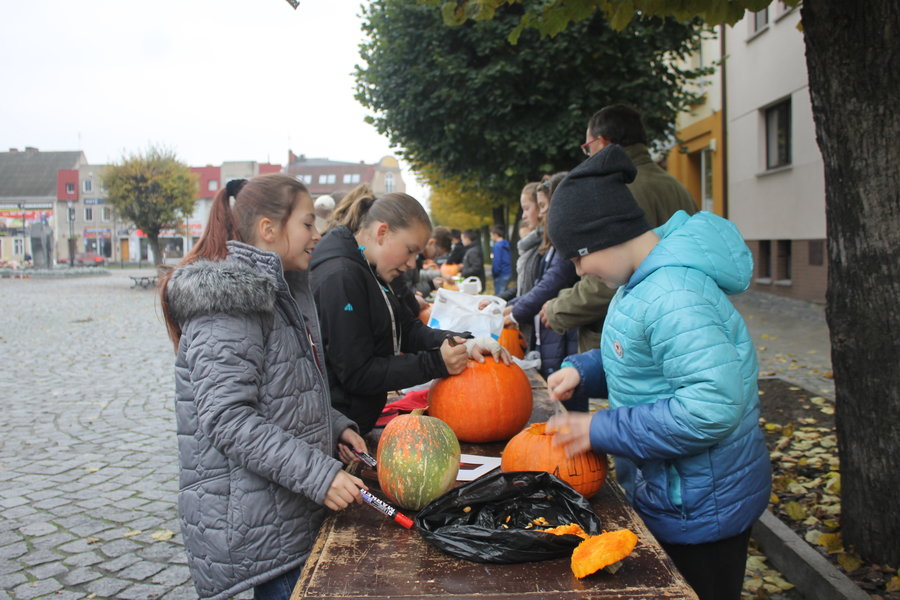Straszne dekoracje na rynku