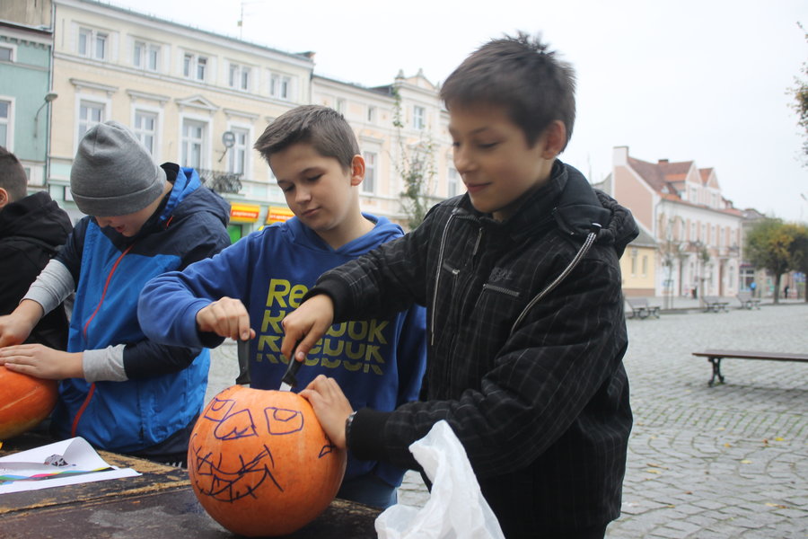 Straszne dekoracje na rynku