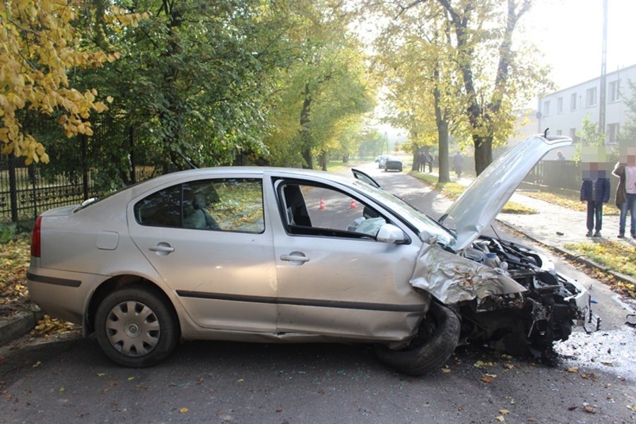 Uderzył prosto w drzewo