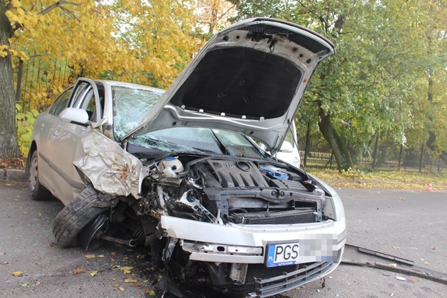 Uderzył prosto w drzewo