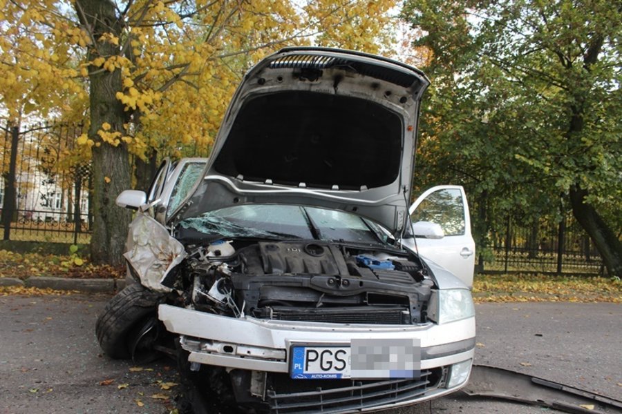 Uderzył prosto w drzewo