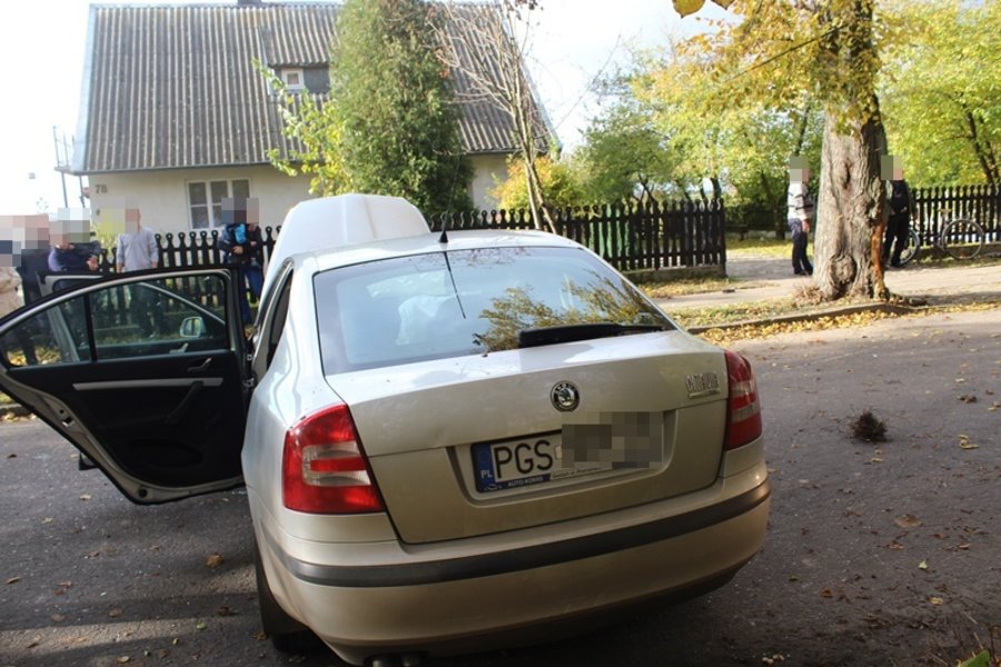 Uderzył prosto w drzewo