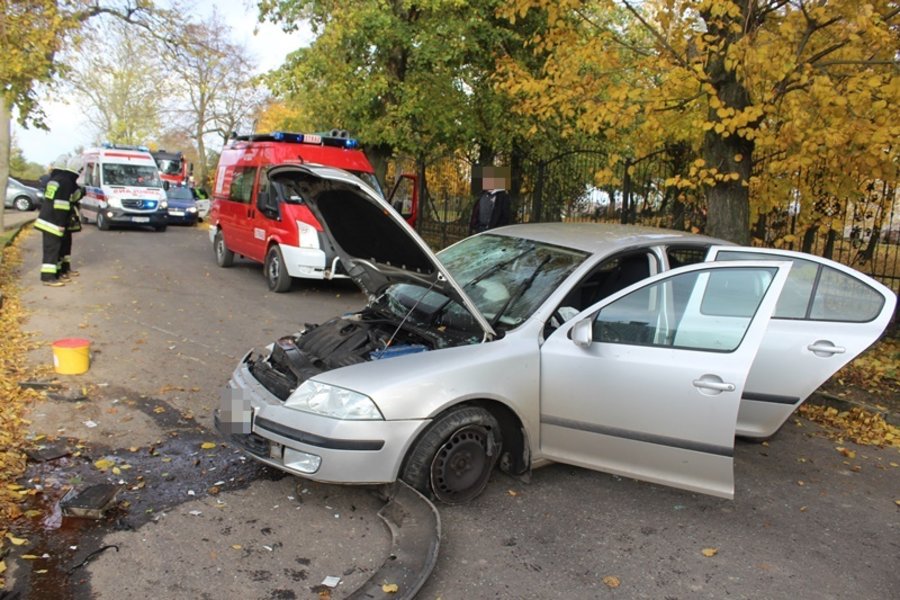 Uderzył prosto w drzewo