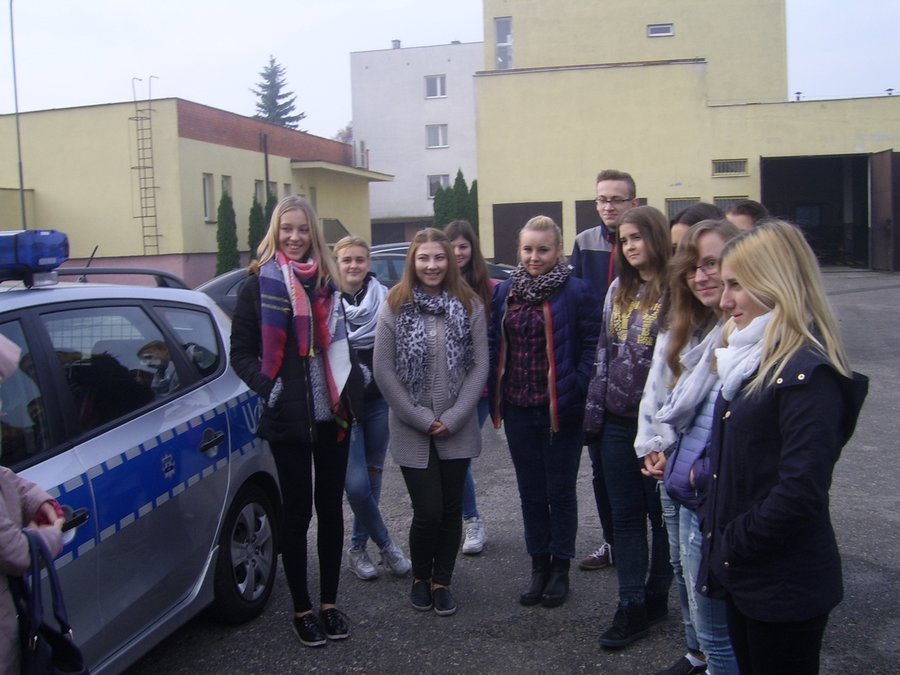 Podglądają policjantów przy pracy