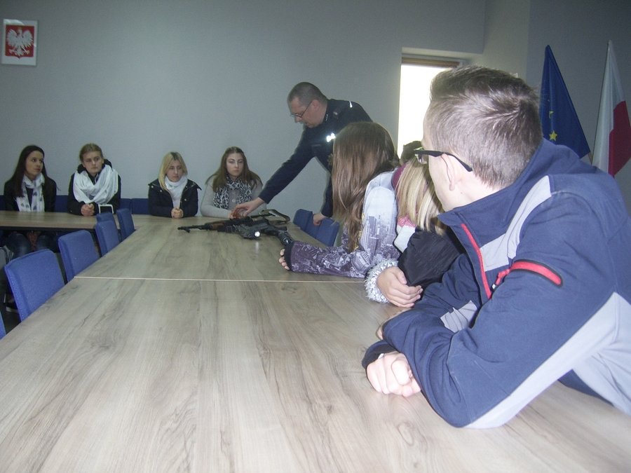 Podglądają policjantów przy pracy