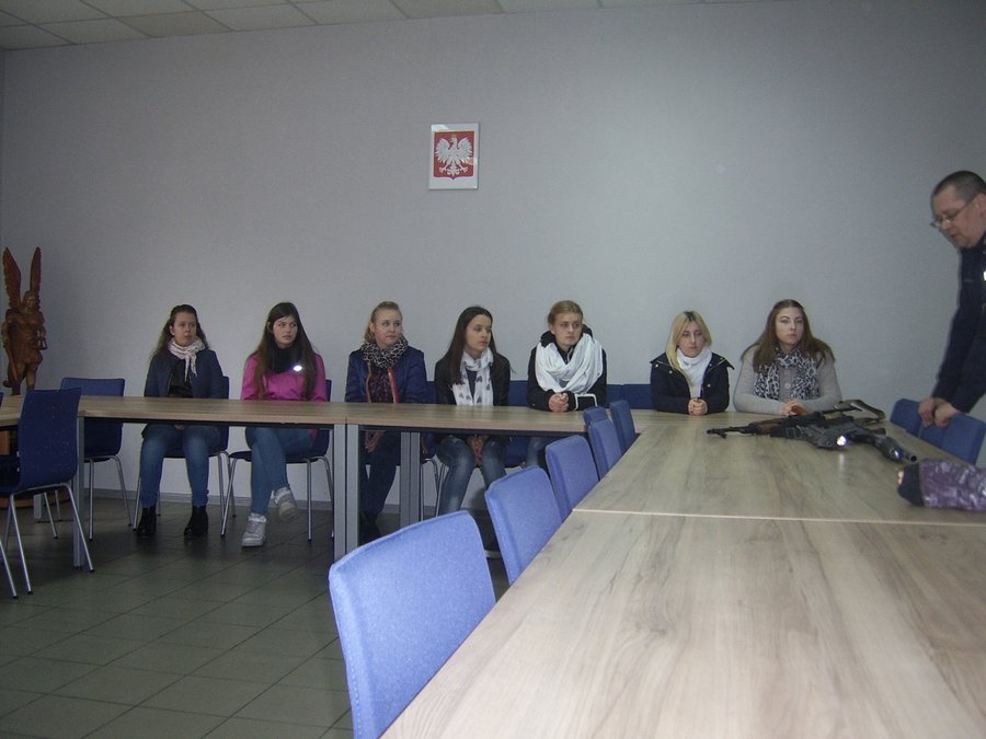 Podglądają policjantów przy pracy